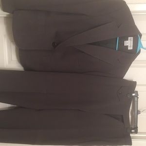Jones of New York woman’s pants suit